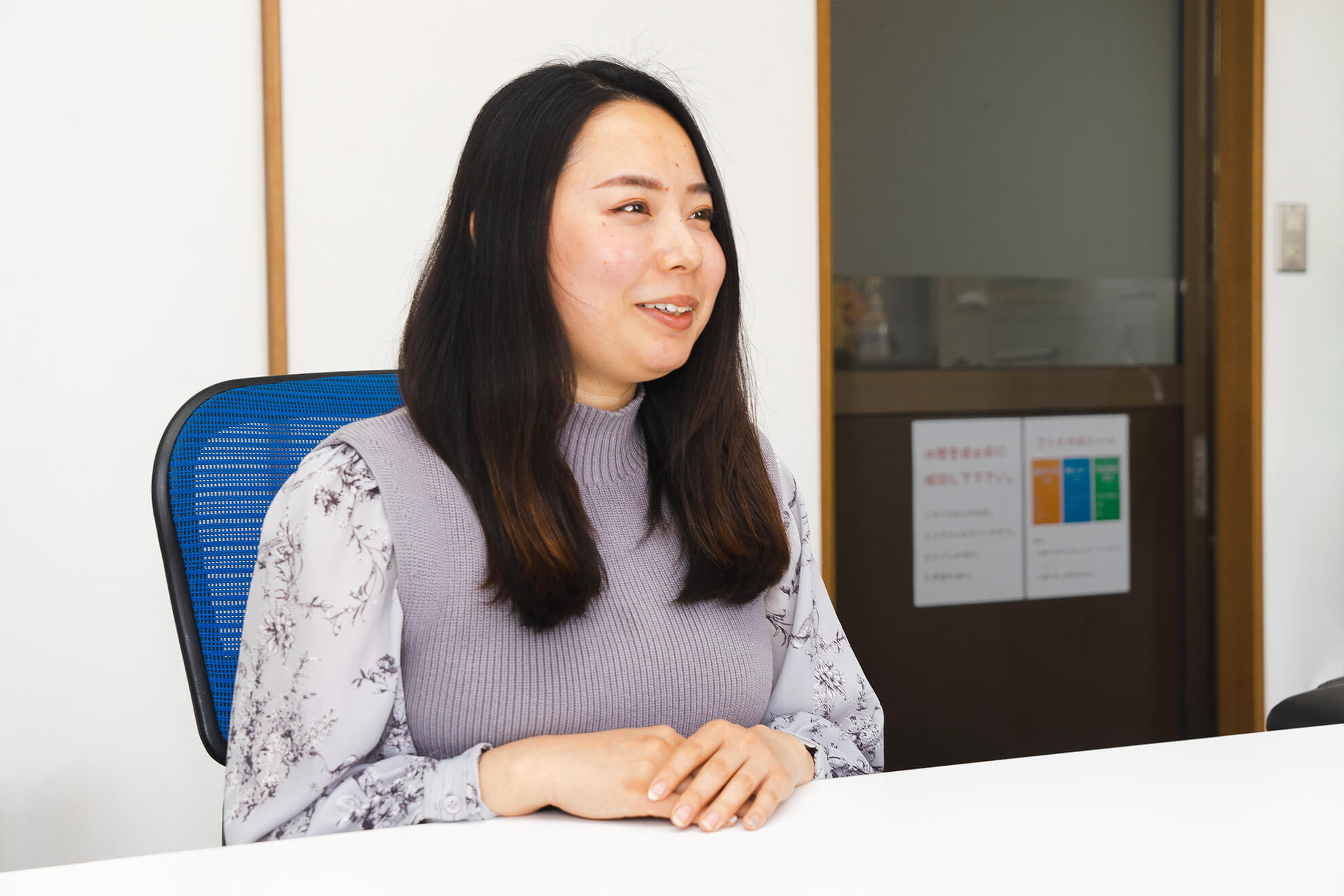 インタビュー中の藤原さん