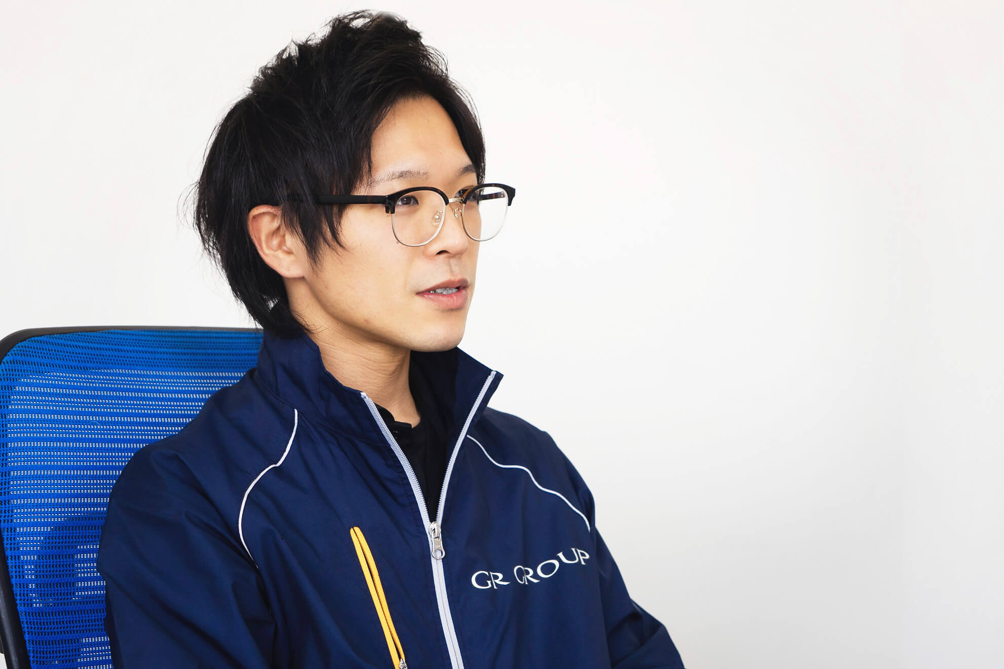 インタビュー中の金崎さん