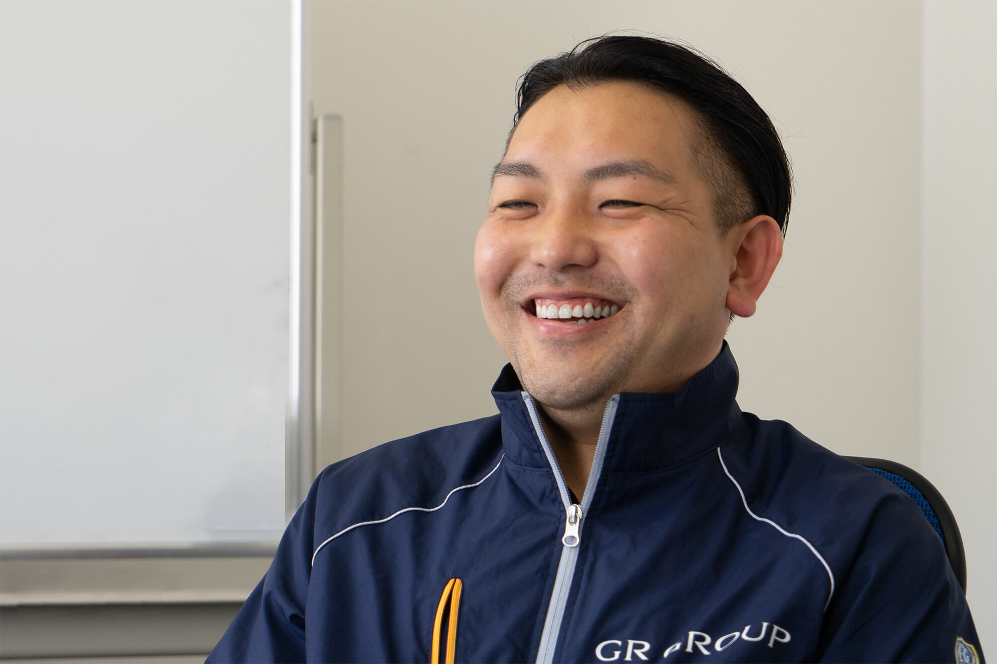 インタビュー中の今野さん