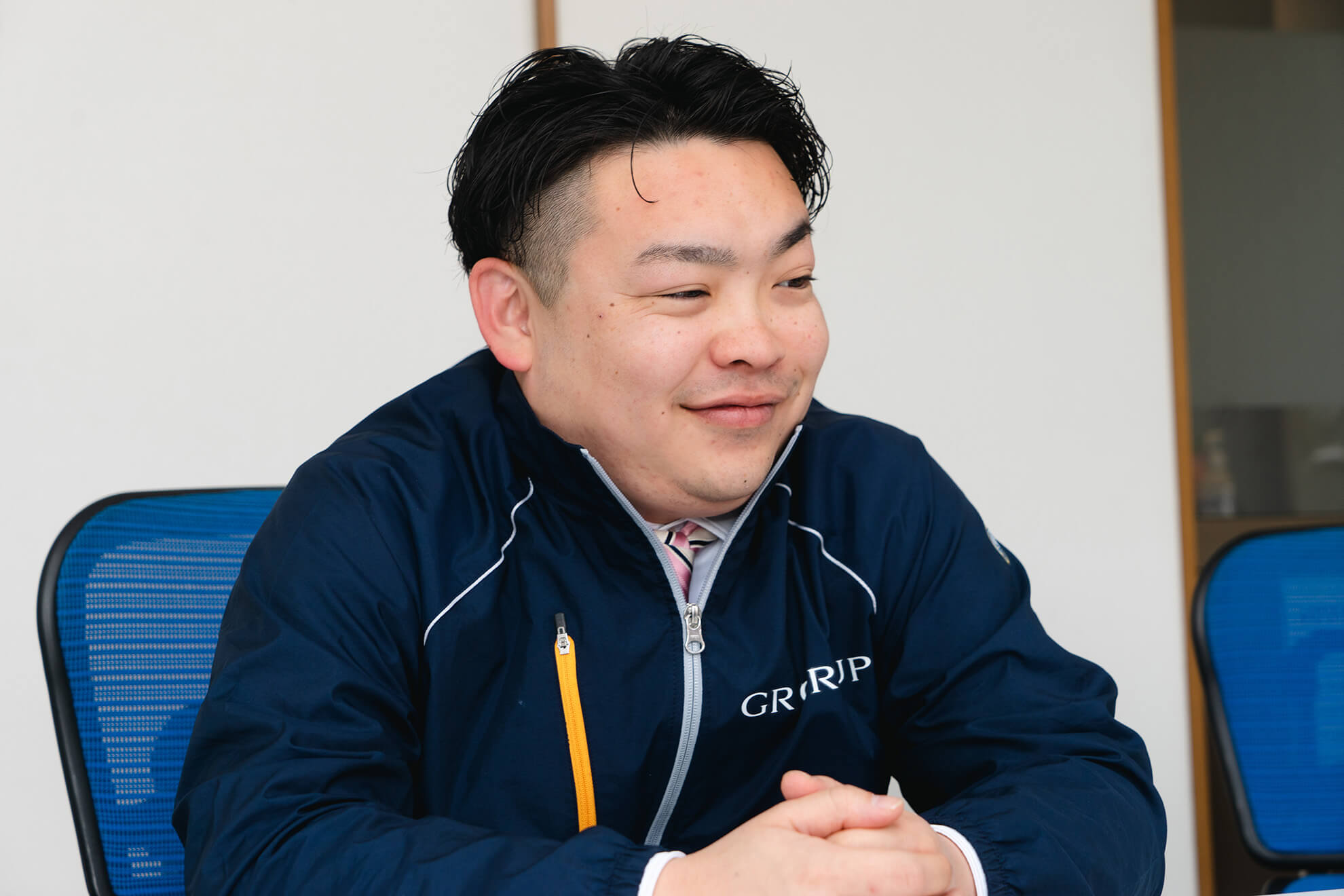 インタビュー中の関屋さん
